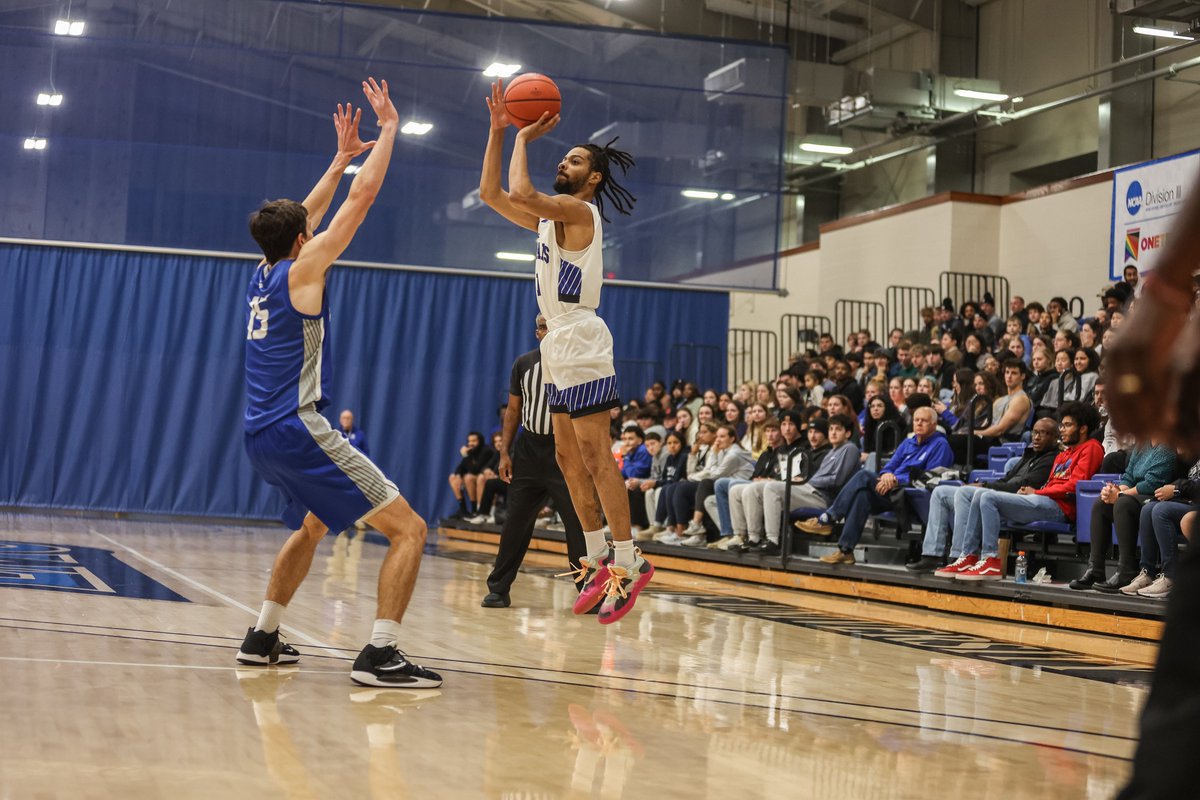 EMU_Athletics's tweet photo. 𝙒𝙀'𝙀𝙀𝙀𝙀𝙀𝙀𝙍𝙀 𝘽𝘼𝘾𝙆 with some of our favorite images from the 2023-24 basketball seasons, wrapping up the week with pics of the @Runnin_Royals! 

#CompeteTogether | #RoyalPride https://t.co/j6CPIB1Hvg