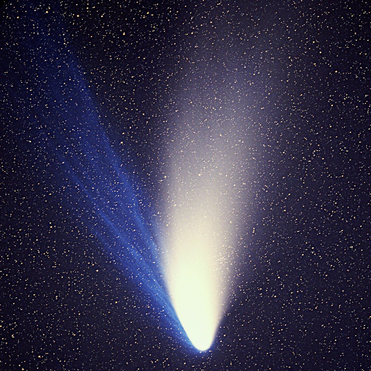 sayan_dey's tweet photo. 22 March 1997 (27 years ago): Comet Hale–Bopp reached its closest approach to Earth at 1.315 AU.

[6]

#ThisDayInHistory #History #OnThisDay #OTD #Comet #HaleBopp #CometHaleBopp https://t.co/txE6Bkip8Y