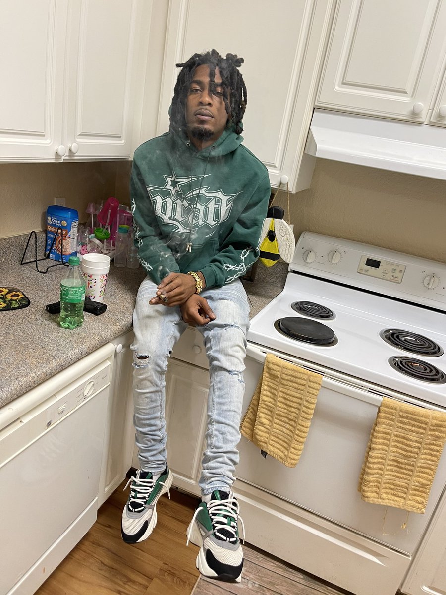 Finnesser1k's tweet photo. This rap 💩 got me eatn’ I fell in love w/ green xounting money pouring purple lean laughin bout murder scenes 💚 https://t.co/HJH9owY2jo