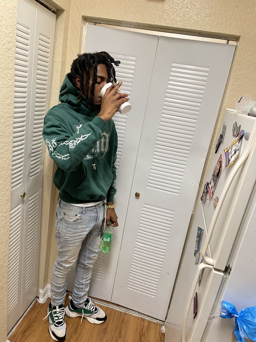 Finnesser1k's tweet photo. This rap 💩 got me eatn’ I fell in love w/ green xounting money pouring purple lean laughin bout murder scenes 💚 https://t.co/HJH9owY2jo
