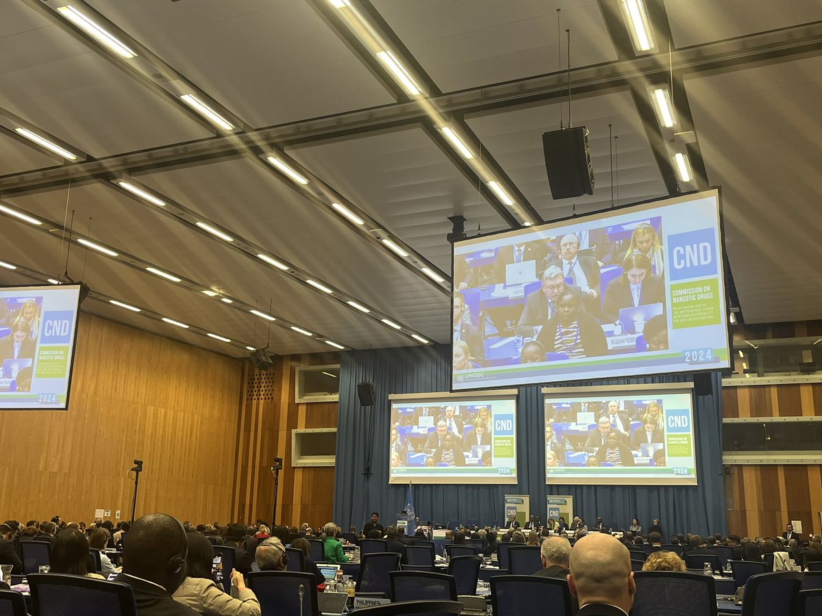#cnd67 HISTORY IN THE MAKING!! #USA resolution on overdose prevention that includes mention of #harmreduction wins 38 votes with only 2 against! China &amp; Russia - latter now speaking to denounce the resolution - this “raises the white flag on the war on drugs”. We live in hope!!