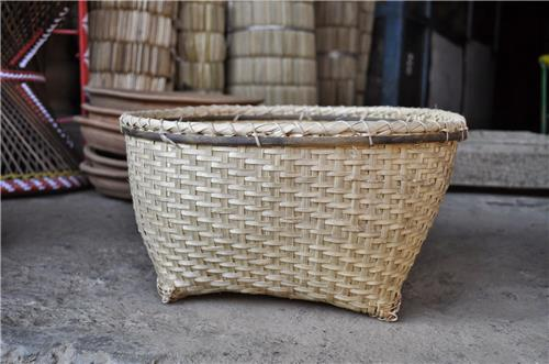 kalel879783's tweet photo. :: Bamboo craft - Sangbai / Likhai / Laitang ::
All are special purpose baskets used for measuring quantity (especially paddy).
Sangbai - a large measuring basket
Likhai - half of a Sangbai
Laitang - quarter of a Sangbai
PC : https://t.co/natRMh8r8X https://t.co/pIYCiH3q03
