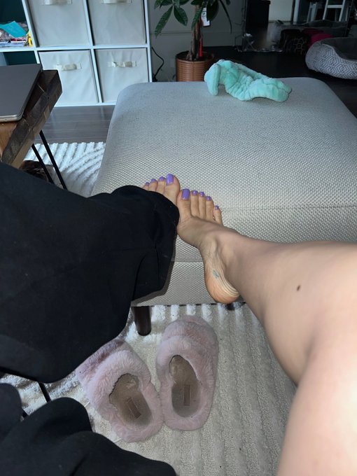 Something about my toes peaking out my pants makes me excited 😈💜 https://t.co/4Eb9vQuLaw