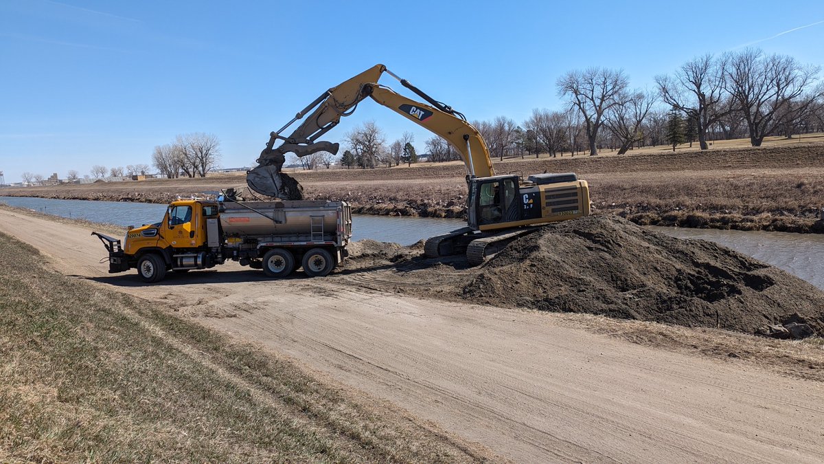 paultenhaken's tweet photo. Our Levee Team continues to have a phenomenal year with the nice weather. Over 5,000 loads of silt have been removed from the Big Sioux River! https://t.co/z54VbHpm32