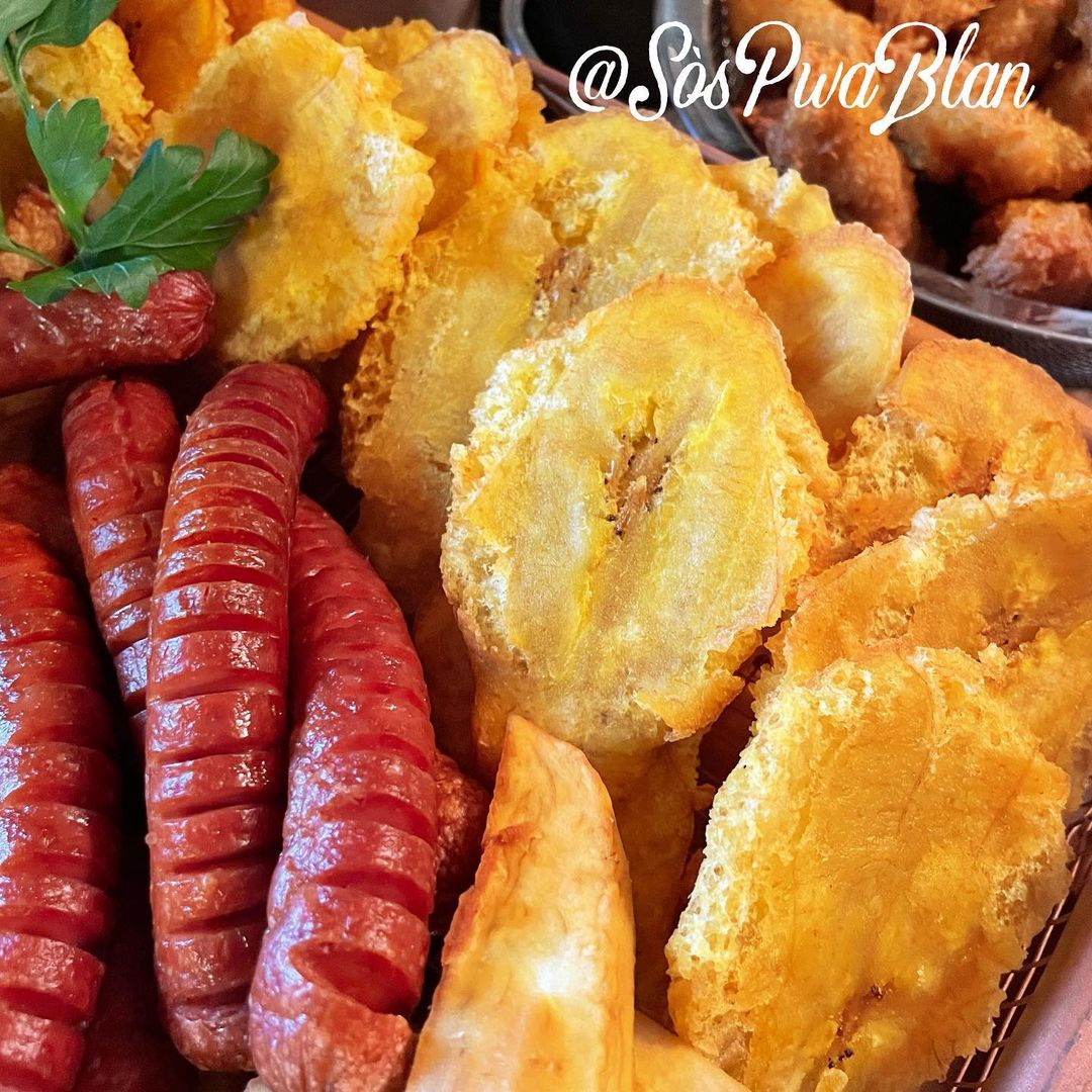 CiviqueEtmoral's tweet photo. 📍#Wikenn an Ayiti 🇭🇹
Griyo, Akra,marinad,Bannann peze,pòmdetè fri,Patat dous Fri,
Ayiti se yon lot bagay
📸 Sospwablan https://t.co/nO3ZT6OZuu