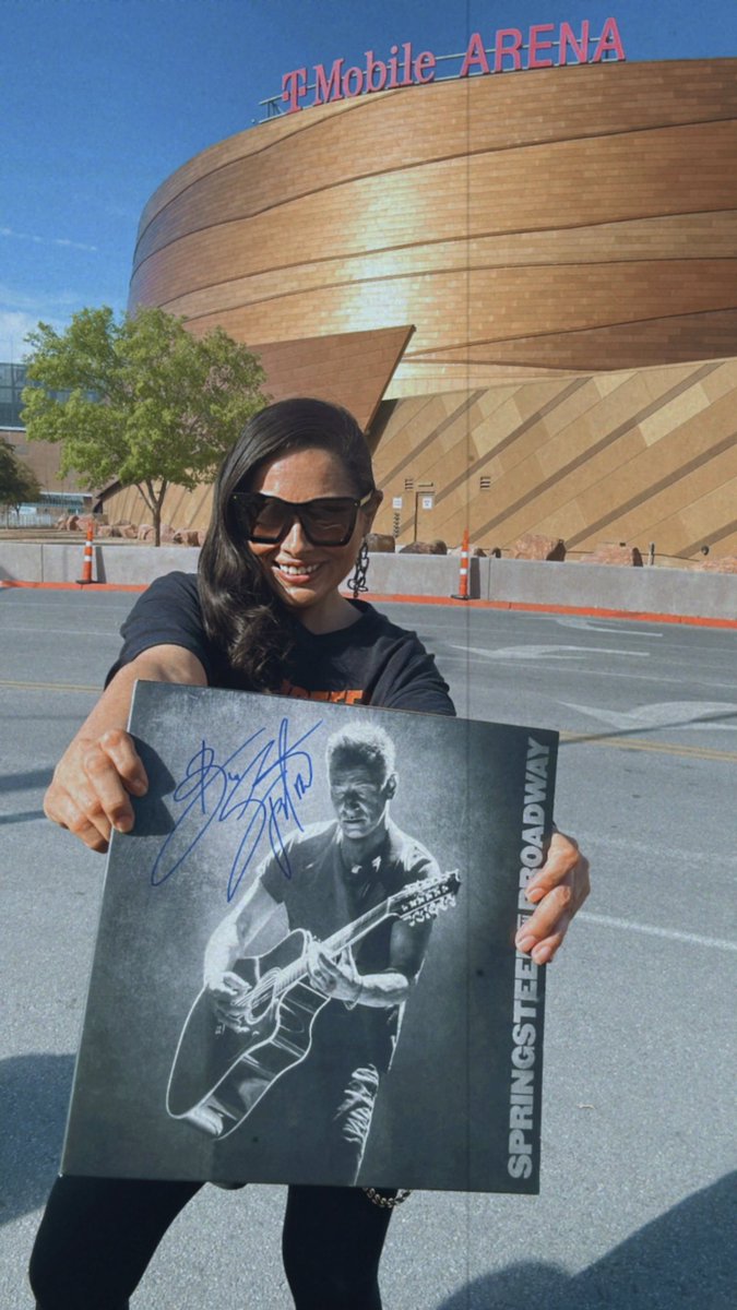 SilRigote's tweet image. I have no words. “Hi darling…he said”. OMFG!!! BRUUUUUUUUUUUUCE!!! It is always worthy for those who wait!!! West Coast here we go!!! #BruceSpringsteen #EStreetBand @springsteen #LasVegas