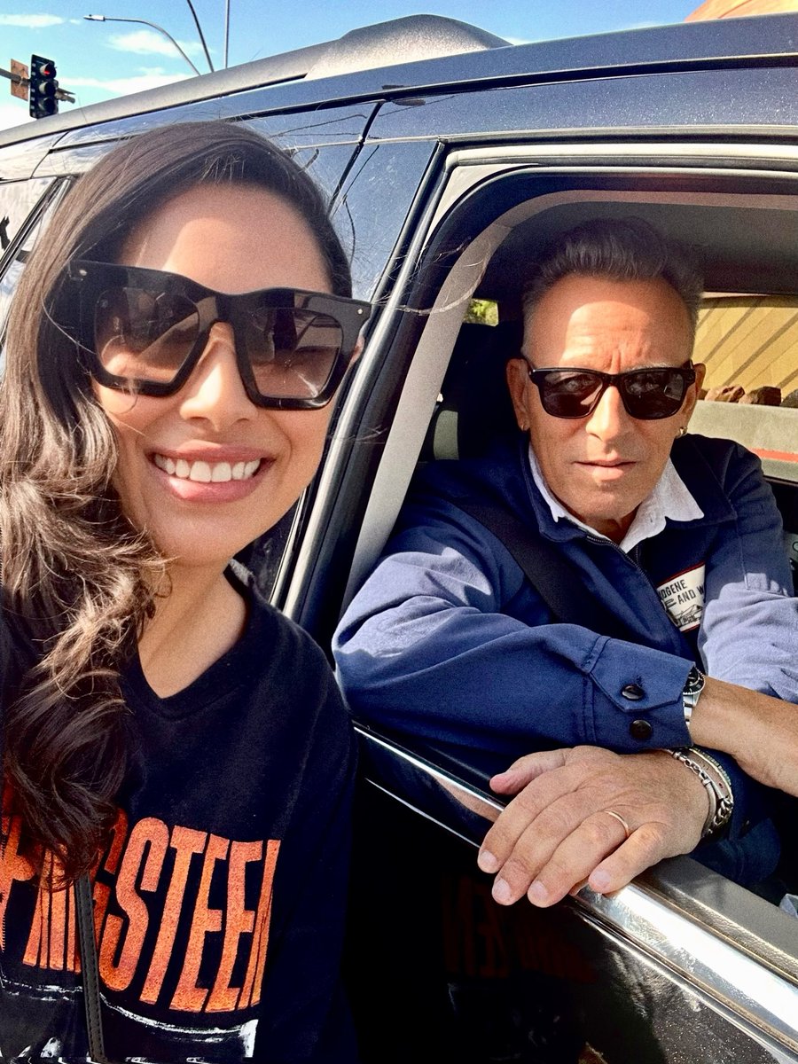 SilRigote's tweet image. I have no words. “Hi darling…he said”. OMFG!!! BRUUUUUUUUUUUUCE!!! It is always worthy for those who wait!!! West Coast here we go!!! #BruceSpringsteen #EStreetBand @springsteen #LasVegas