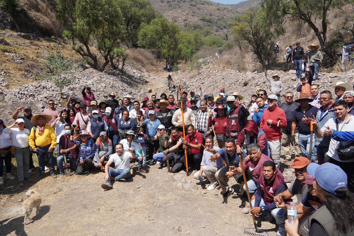 sierraguadalupe's tweet photo. Jornada de limpieza en la Barranca de #Almarcigo de #SierraDeGuadalupe. Debemos ir más allá de levantar residuos que otros tiran. Hay que fomentar nuevas políticas públicas, contar con un sistema de recolección justo, focalizar quienes vierten, con leyes y sanciones #CONSIGUE. https://t.co/mI5UNErq8A