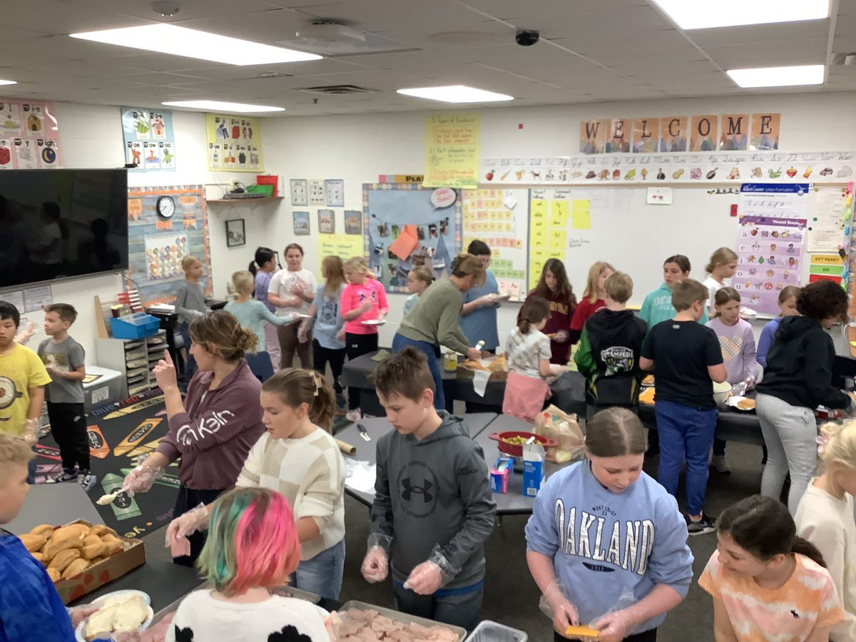 BeAmazing2day's tweet image. The DC Everest Mountain Bay Elementary Be Amazing Club made 60 lunches for Marty’s Bus.  The recipients of these lunches were especially touched by the kind comments and decorations that were written on the bags from the students.
This project was funded by Be Amazing