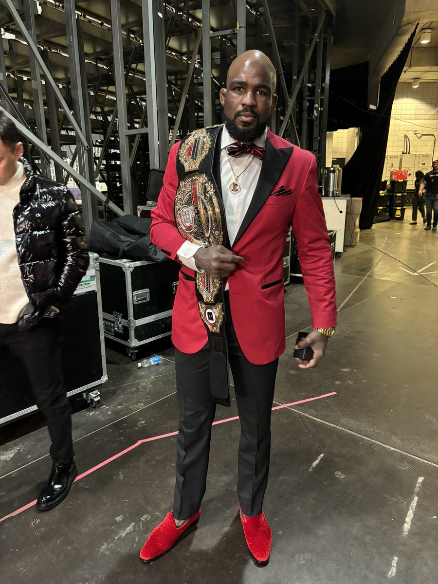 Incredible suit on the newly-crowned champ, Corey Anderson. If you look closely, on the chain around his neck, he’s wearing a picture of his nephew who was murdered. He got the same suit his nephew wore to his prom made for tonight, as a tribute to him. Class. #BellatorBelfast