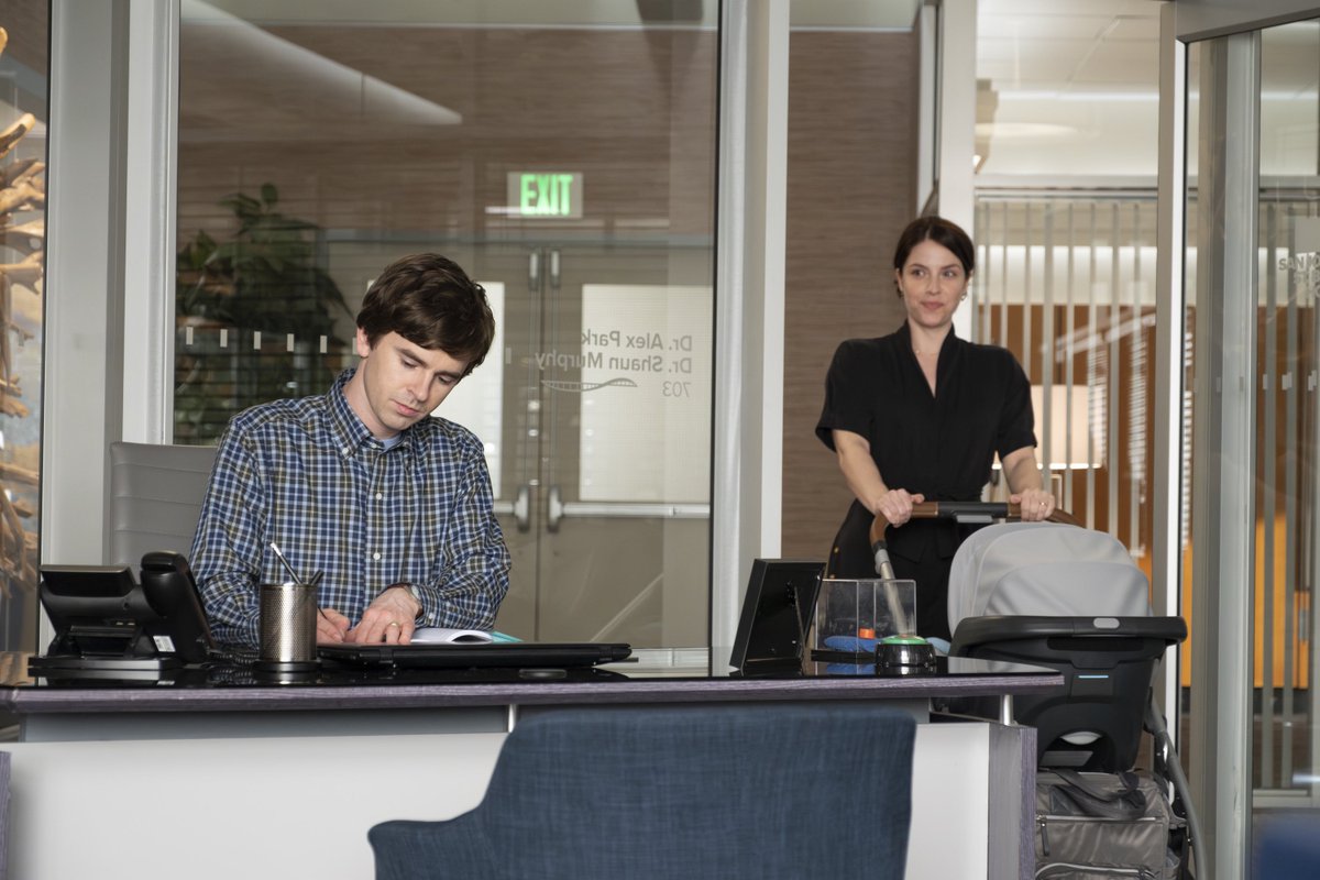 EndgameShea's tweet photo. It’s time for new promotional pics! 📸❤️🥳🙌
“Date Night” (7x04)
#Shea + aunt Jordan with little Steve! 🥹❤️👶
📸: @jeffweddell / ABC Dgepress
#Shea #TheGoodDoctor #FreddieHighmore #PaigeSpara #ShaunMurphy #LeaDilallo #SheaBaby #BabySteve #BabySteveMurphy #TheGoodDoctor7 https://t.co/eNz27Vi5fY