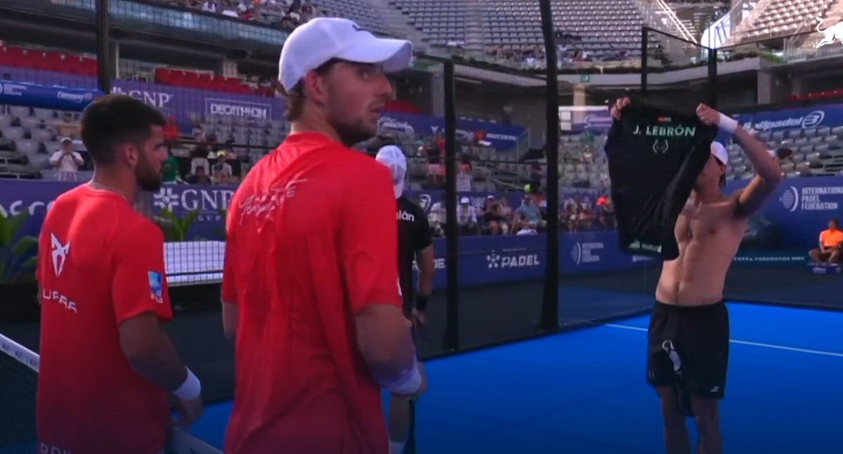 Lebron después de casi pegar a un rival y darse cuenta de cómo es su actitud:  "lo siento mucho, no lo volveré a hacer"

3 minutos más tardes: