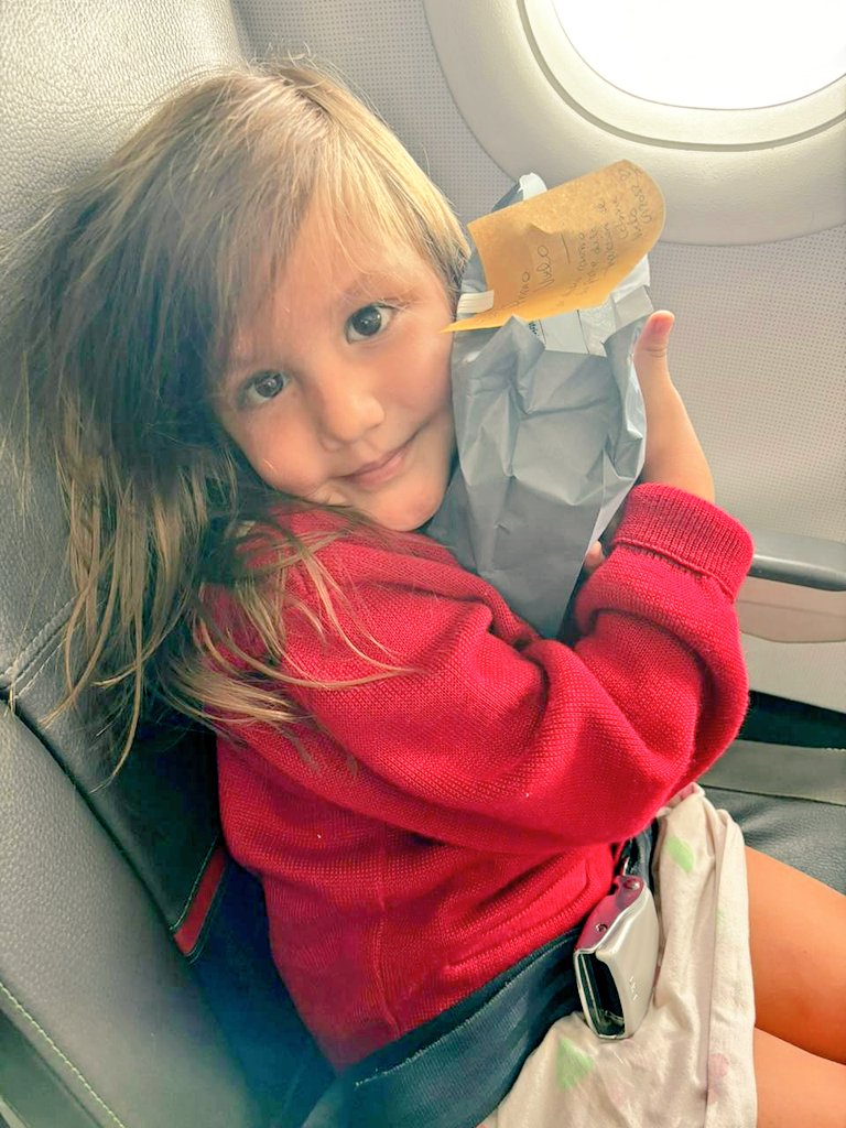CarmenRendoon's tweet photo. Gracias #Latam  por hacer que la experiencia del primer vuelo de mis chiquis sea un recuerdo especial.✨✈️ https://t.co/fC41pAEhoY