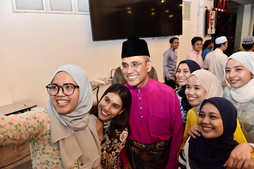 Happy faces and moments with the staff and consultants at the @msumcmalaysia Iftar 2024. Embrace our differences are that make us an effective team, whilst rooted in #CaringHealingEducating. #IhyaRamadan2024 #1D1K