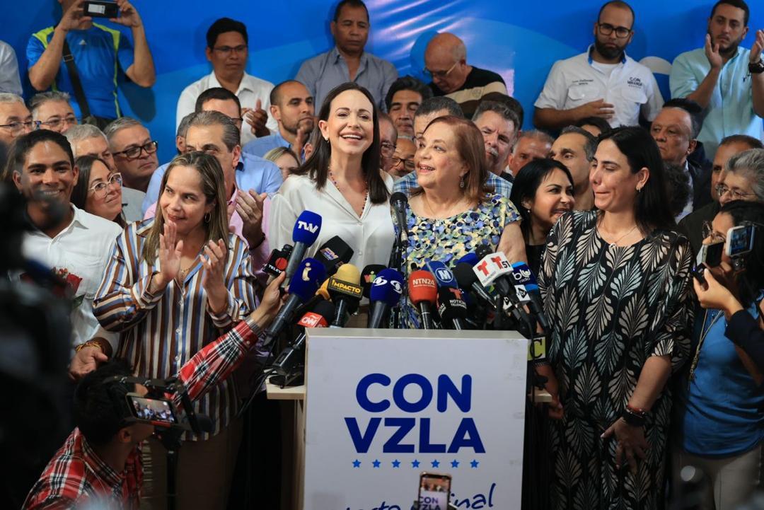 ¡Hoy Venezuela se pone de pie!

María Corina <a href="/MariaCorinaYA/">María Corina Machado</a> demostró una vez más su altura política y respeto, aplaudo y comparto la candidatura de Corina Yoris <a href="/yorisvillasana/">Corina Yoris</a>, una académica de primera, venezolana intachable que nos guiará a la transición junto a MCM, y