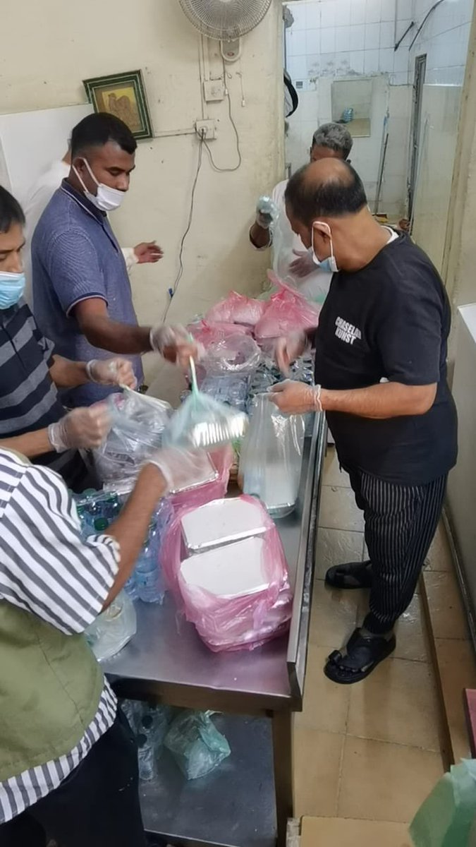 وقف البركة الخيري بمكة يستلم٢٥٠ شرنك ماء  من جمعية هدية الحاج والمعتمر  وهذه الدفعة الثانية اثر الشراكة المجتمعية حيث تساهم الجمعية في وجبة افطار صائم التي يوزعها الوقف يوميا 
والوجبة مكونة من عدة أصناف زر باللحم + تمر + ماء + سمبوسك 
الشكر الجزيل للجمعية علي هذا التعاون المثمر
