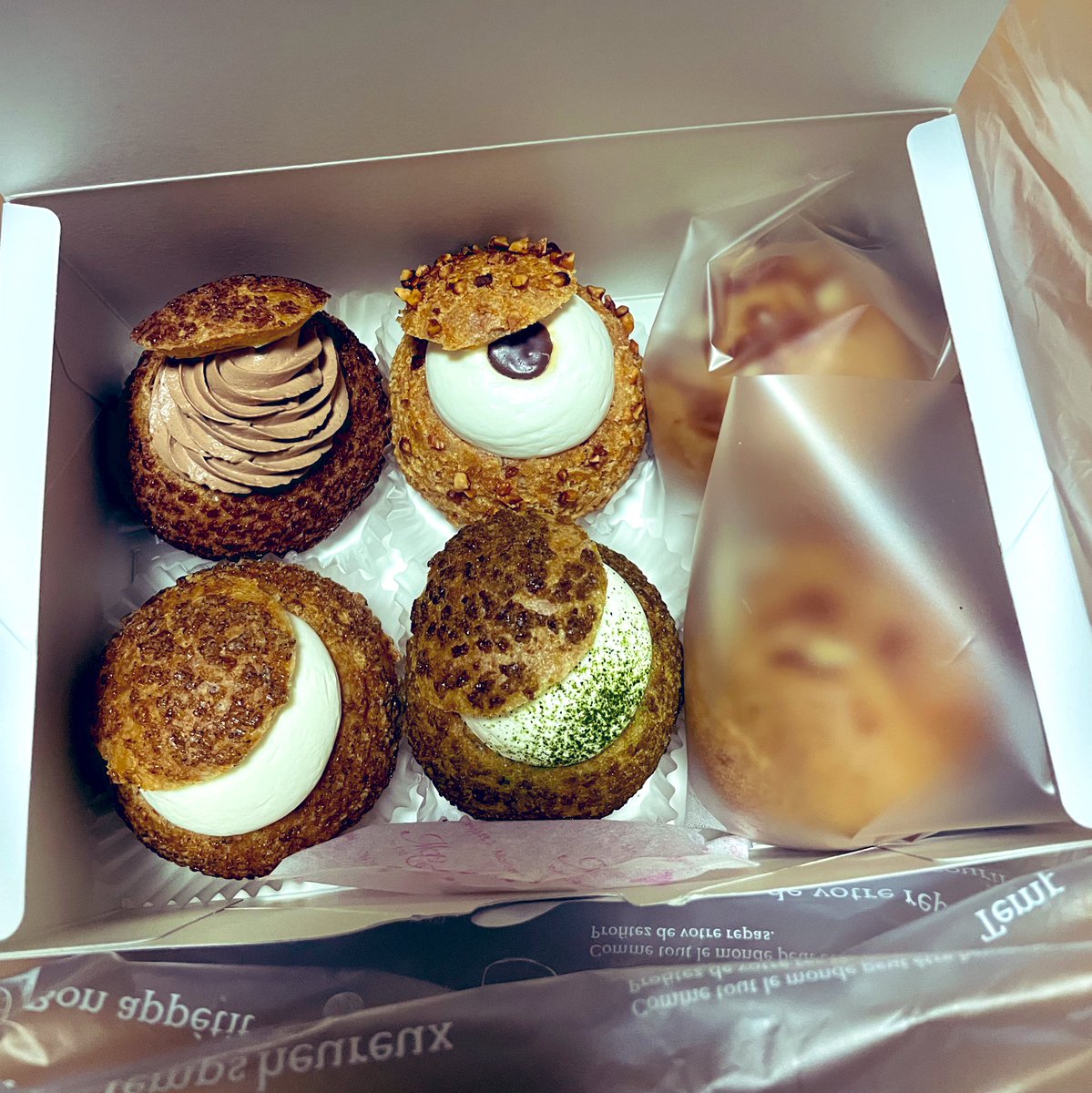 tipsofcoffee's tweet image. シュークリーム食べます。