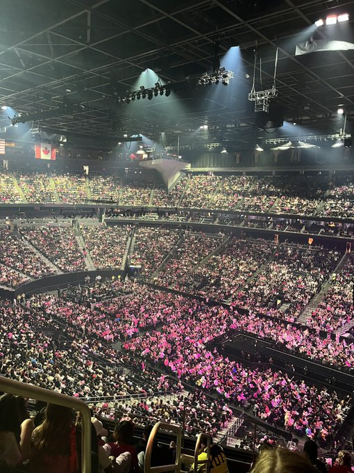 Nicki in The TOP 5 in tours for this week https://t.co/5Duooo4v91<a href="/tag/newprofilepic"class="tags"><span>#newprofilepic</span></a>