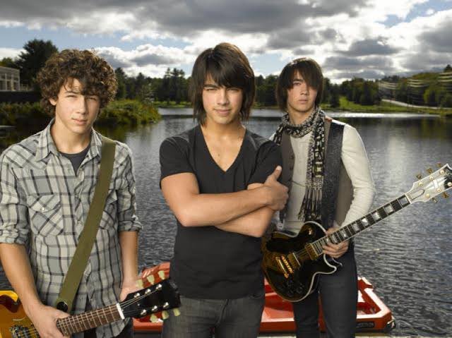 TomKiely_'s tweet photo. Asking Alexandria - Stand Up and Scream (2009) https://t.co/RsIMlbhJGp