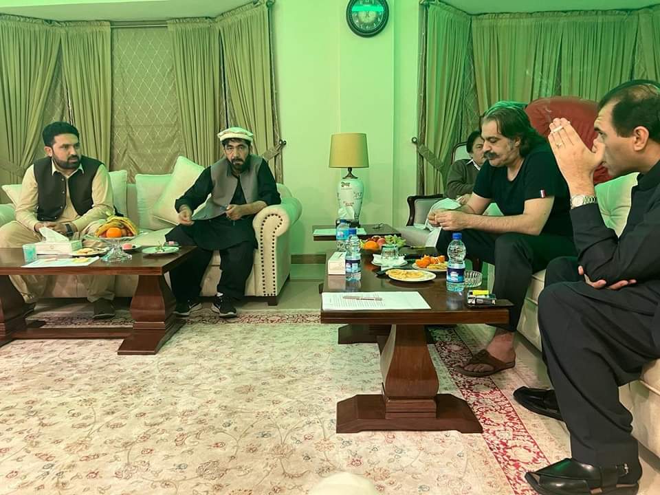 ایم پی اے سہیل آفریدی کا وزیر اعلیٰ خیبر پختون خواہ علی امین گنڈاپور صاحب کے ساتھ ملاقات۔۔  ملاقات میں تحریک انصاف ضلع خیبر کے رہنما صدیق بھائی کی جلد بازیابی اور اُسکی فیملی سے ملاقات، ضلع خیبر کے امن و امان، ترقی اور خوشحالی کیلئے ٹھوس اقدامات اٹھانے اور خیبر میں ذراعت کے زریعے