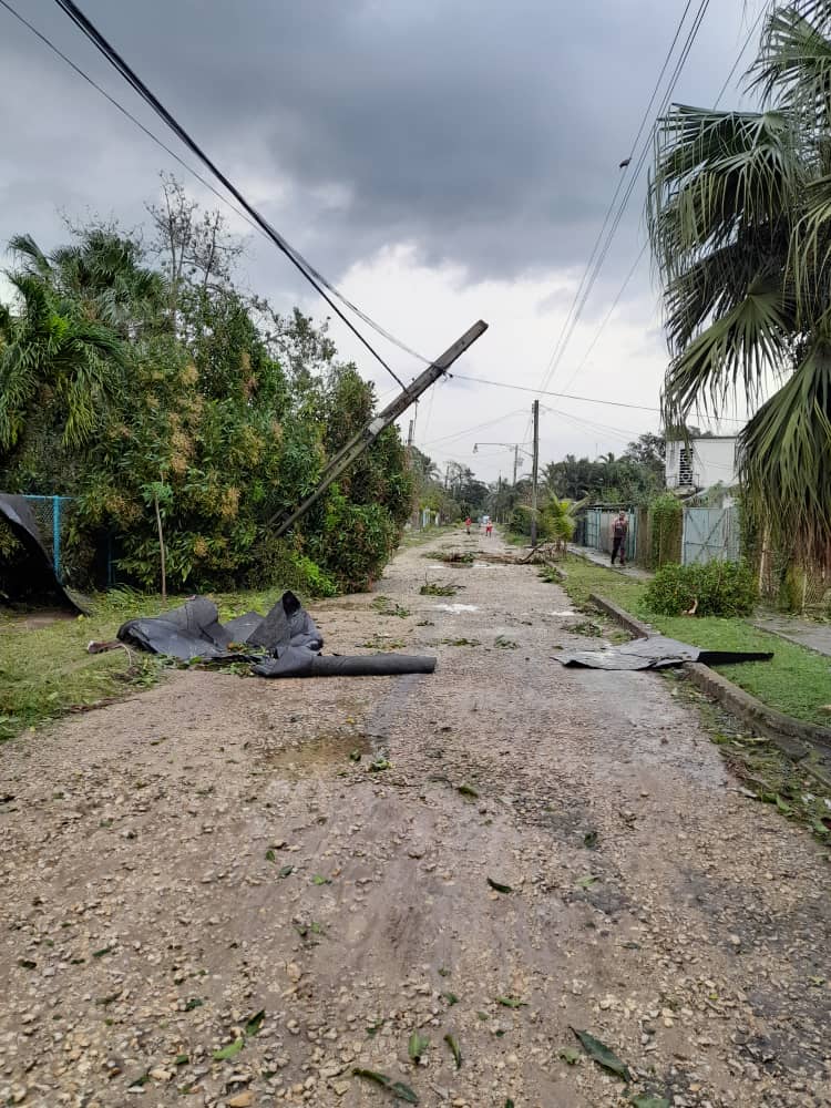 El evento meteorológico que comenzó a azotar a #LaHabana y que debe mantenerse durante el fin de semana, ya ha causado afectaciones en los servicios de telecomunicaciones, se evalúan los daños para el posterior inicio de las labores recuperativas.
