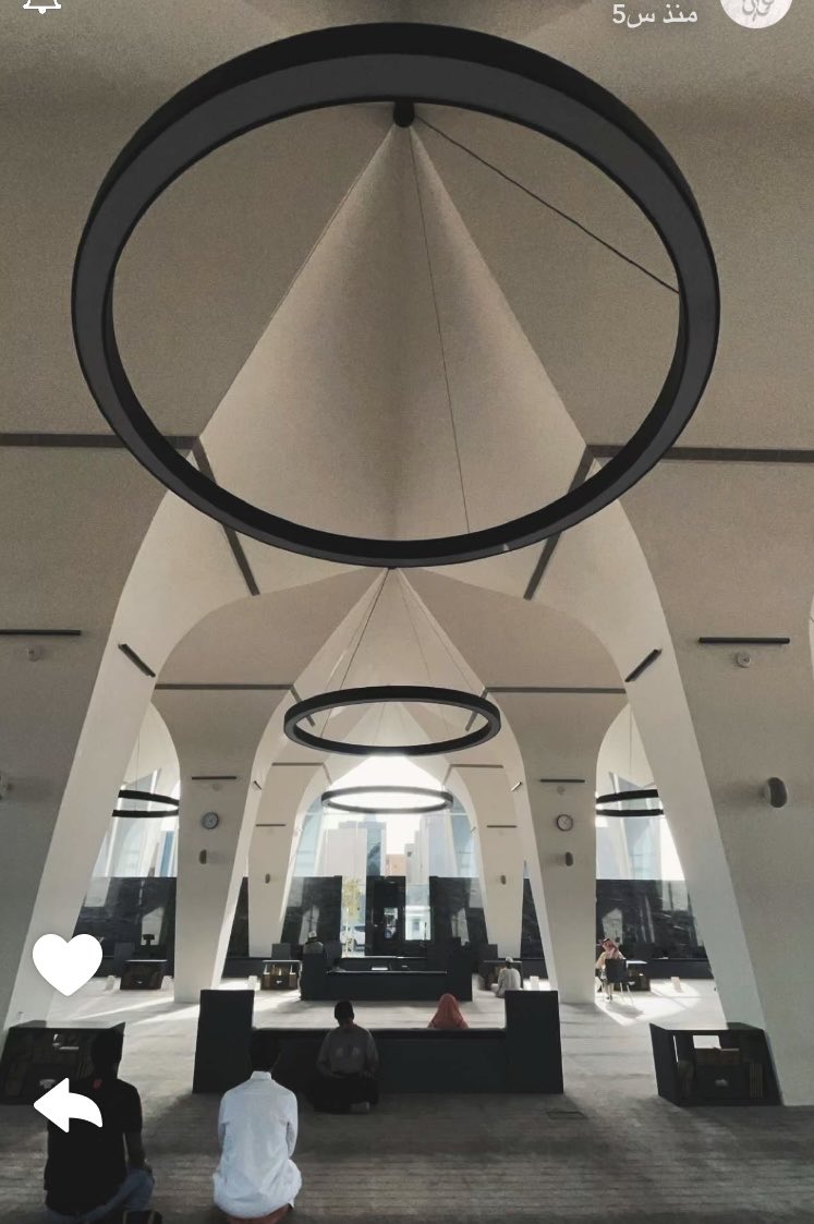 تحفة معمارية هندسية رائعة وجميلة لمسجد جامع الشيخ عبدالعزيز عبدالرحمن الفارس رحمه الله بحي العارض ماشاءالله تبارك الله الله يجعل عمل كل من شارك بتبرع الارض ودعم بناءه ومن بناه في ميزان حسناتهم ورحم الله والديهم .