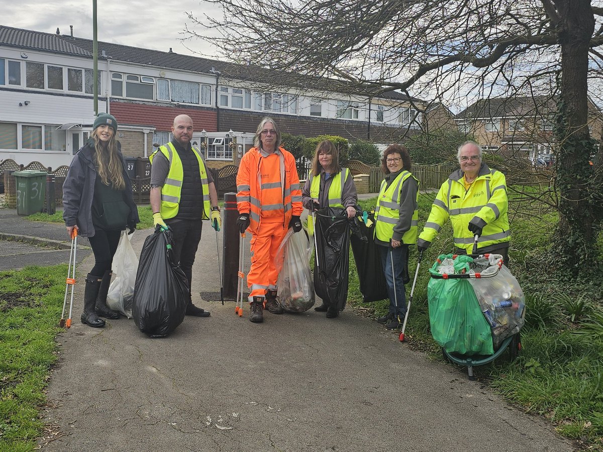 SCH Engagement (@engagementsch) on Twitter photo Yesterday's Spring Clean was around Smiths wood. The team was joined by <a href="/LoveSolihull/">Love Solihull ๐</a>, members of the Estates Services team, Veolia, and local residents. Together, they collected 15 bags of rubbish ๐๐ป fantastic work all! #GBSpringClean Yesterday's Spring Clean was around Smiths wood. The team was joined by <a href="/LoveSolihull/">Love Solihull ๐</a>, members of the Estates Services team, Veolia, and local residents. Together, they collected 15 bags of rubbish ๐๐ป fantastic work all! #GBSpringClean