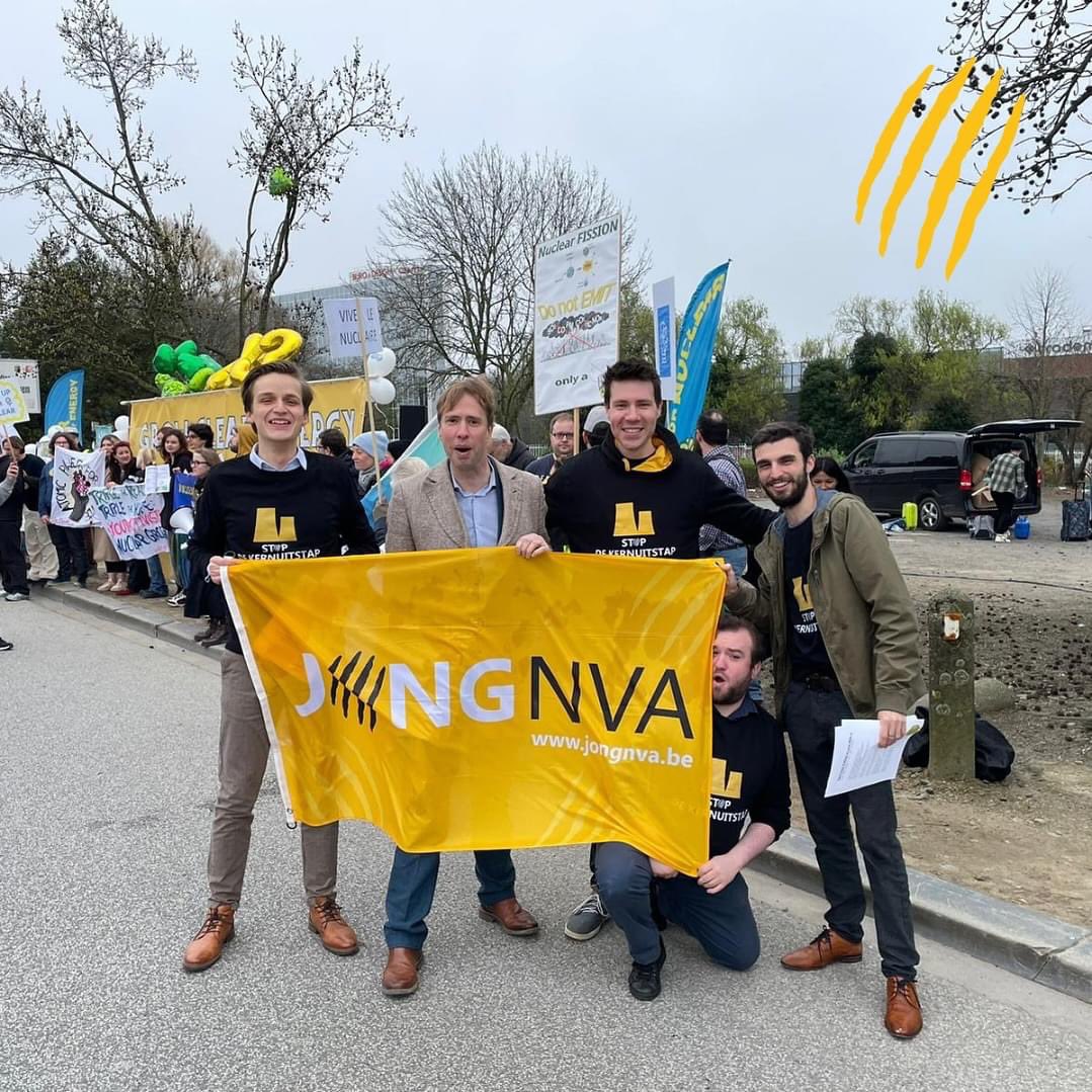 De strijd voor kernenergie is nog niet gestreden! Gisteren stonden we samen met @BertWollants op de betoging van Stand Up for Nuclear aan de internationale klimaattop in Brussel. In plaats van Mister Europe te spelen kan Alexander De Croo beter zijn verantwoordelijkheid nemen in…