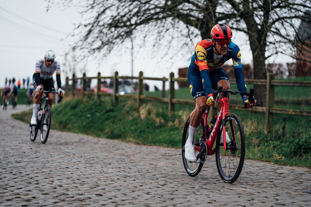 We've wrapped up reactions from @Jasperstuyven and DS Gregory Rast after our strongest performance @E3SaxoClassic in years. If that's not enough, there's a gallery of Zac Williams' stunning photos of the Team in action! 📰 racing.trekbikes.com/stories/lidl-t…