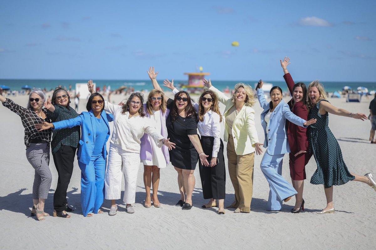 Alina T. Hudak tweet media