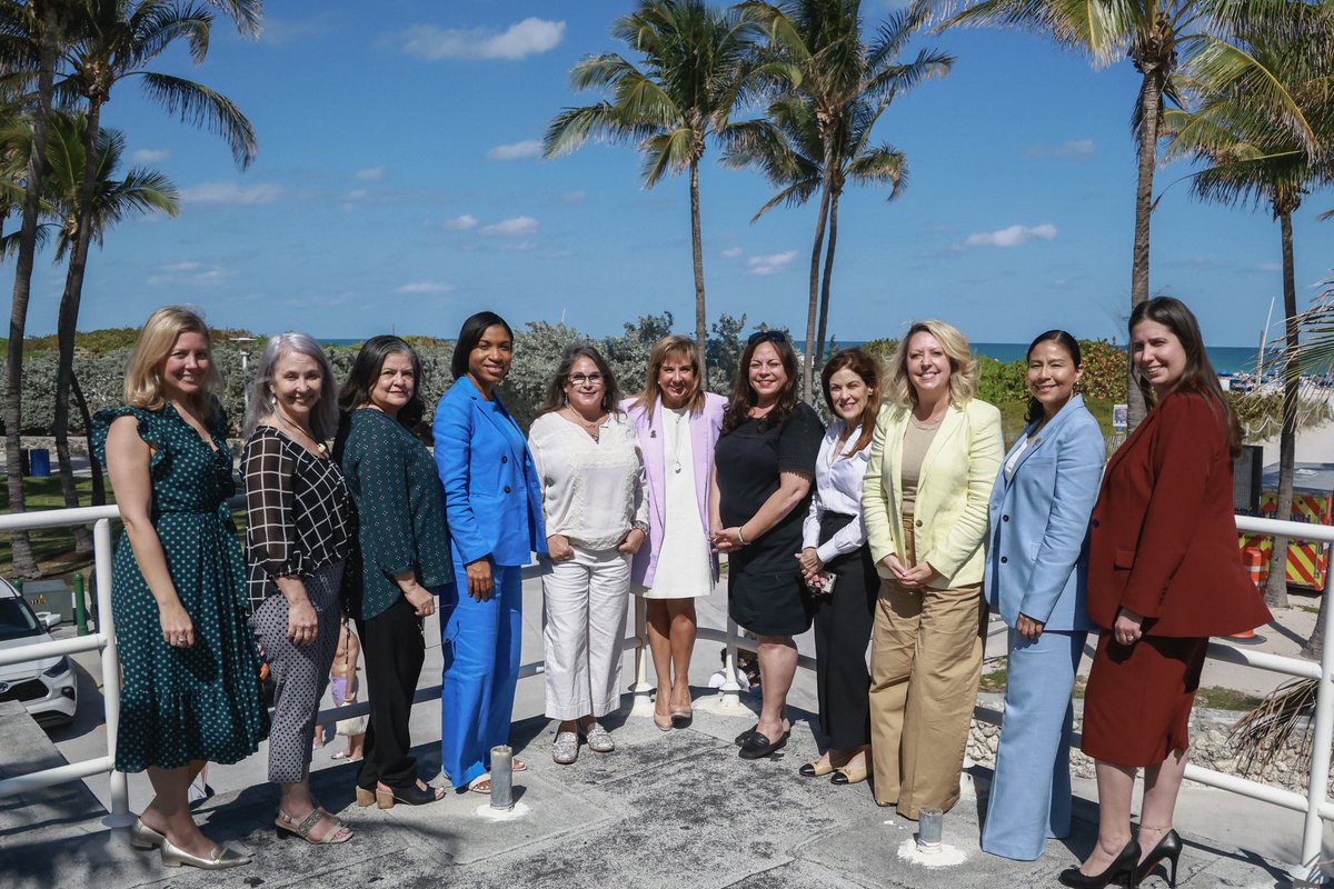 Alina T. Hudak tweet media