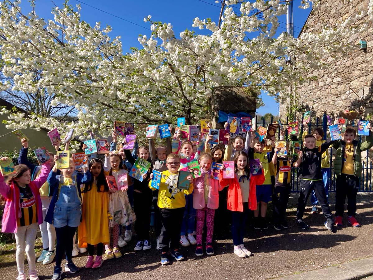 smgsgraig's tweet photo. Just back on Irish soil after completing the #RunAroundEurope Challenge and straight to Graig Library! Wishing you a happy and healthy Easter break.
@ActiveFlag
@GreenSchoolsIre
@HealthyIreland
@kilkennylibrary
@BioInSchools https://t.co/j7sPrLKvGi
