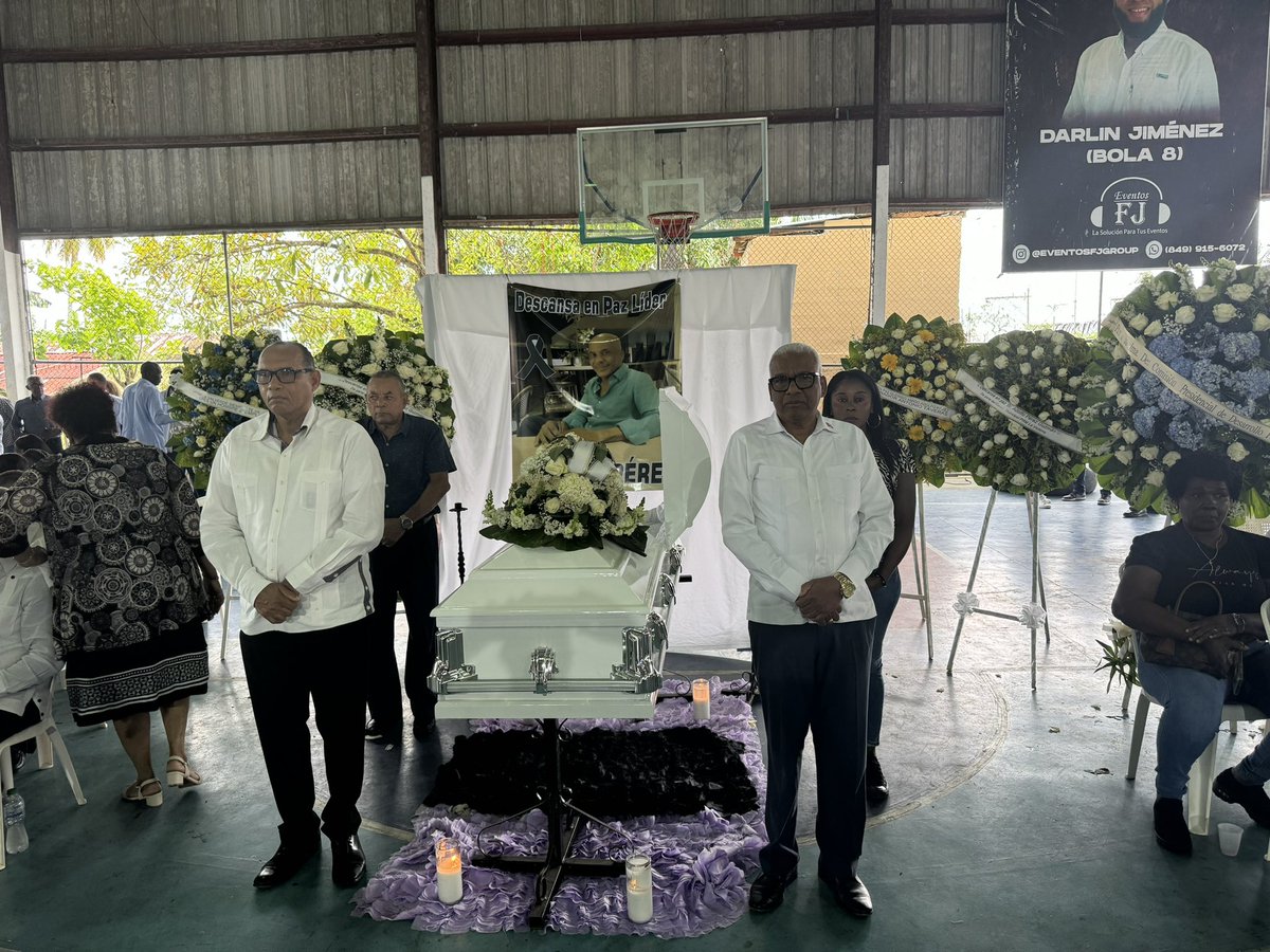 Hoy rendimos guardia de honor, en el salón multiuso de DM de La Victoria, ante el féretro de nuestro amigo y legendario líder político de Santo Domingo Norte, Adolfo Pérez Guzmán. Gloria eterna para el.