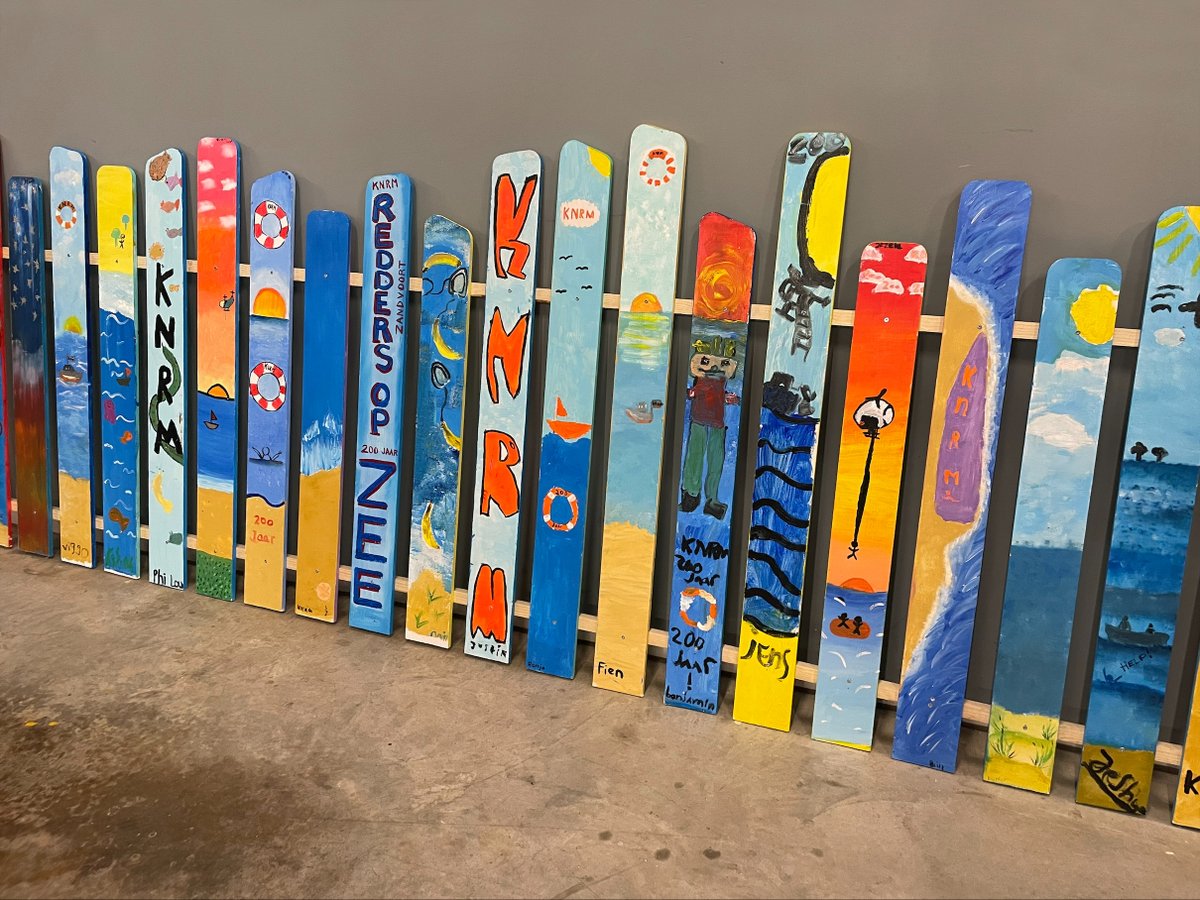 Kinderkunstlijn Zandvoort in teken van 200-jarig KNRM. Vrijdagmiddag is het door 137 Zandvoortse kinderen beschilderde hekwerk opgedragen aan Redders op zee ter ere van het 200-jarig bestaan van de KNRM in Nederland.....   Lees verder op: knrm.nl/nieuws/knrm-re…
