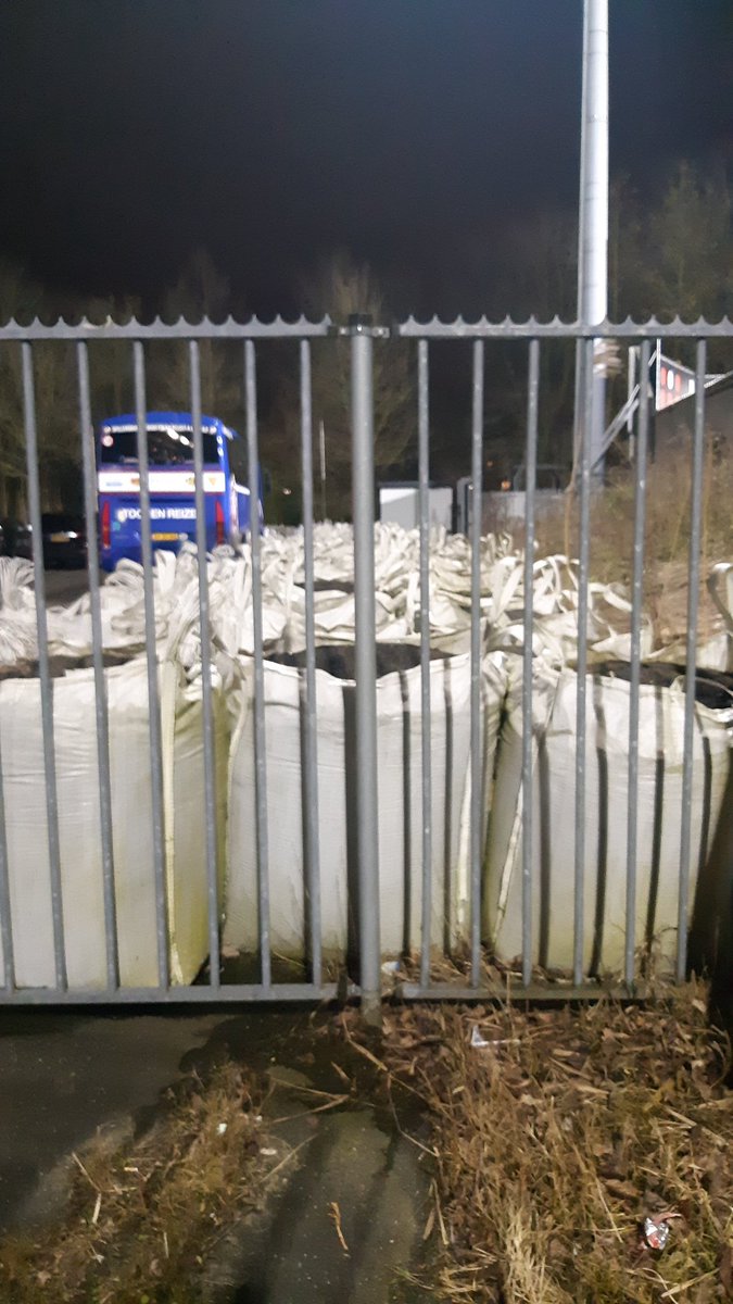achterhoek1974's tweet photo. Toen er nog zooi stond mochten we parkeren bij #dorGRA #vrijvervoer Nu die zooi weg is moeten we met de #pendelbus #supportertjepestententop met dank aan @WouterKolff https://t.co/IWDDPs8X29