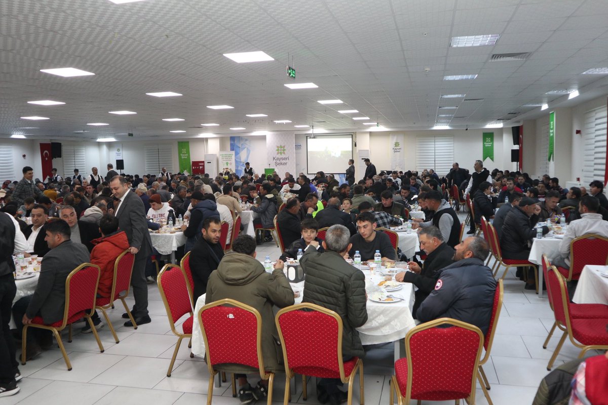 mahmutgurcan's tweet photo. Develi’mizde, Kayseri Şeker tarafından organize edilen iftar programına AK Parti Genel Başkan Vekilimiz Mustafa Elitaş(@mustafaelitas), Milliyetçi Hareket Partisi Milletvekilimiz Baki Ersoy (@bakiersoymhp), AK Parti Kayseri İl Başkanımız Sayın Fatih Üzüm (@fatihuzum38), Develi Belediye Başkanımız Mehmet Cabbar (@baskanmcabbar), Cumhur İttifakı Develi Belediye Başkan Adayımız Adem Şengül (@Ademsengulak) ve Kayseri Pancar Ekicileri Kooperatifi Yönetim Kurulu Başkanı Hüseyin Akay ile birlikte katılarak Ramazan sofrasının bereketini çiftçi hemşehrilerimizle birlikte paylaştık.

İftar programımız vesilesiyle 31 Mart akşamını zaferle taçlandıracak olan Cumhur İttifakı Develi Belediye Başkan Adayımız Adem Şengül’e seçim çalışmalarında başarılar diliyorum.

Birliğimiz, beraberliğimiz ve kardeşliğimiz daim olsun.