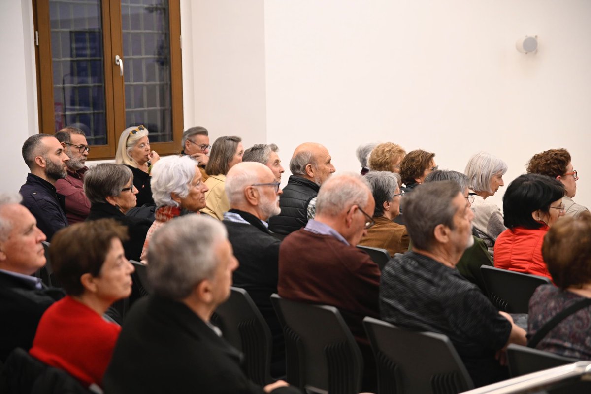 📃 🎶 Magnífica i interessant conferència de Joan Vives, “Una mirada a la música sacra catalana”, amb l’escrivania pública del Bisbat plena de gom a gom. 

➡️ DEMÀ, dissabte 23 de març, a les 20h: ‘Rèquiem’, de Gabriel Fauré. 

entradium.com/organizers/fes…

<a href="/fundacioacm/">@fundacioacm</a> <a href="/el9nou/">El 9 Nou</a>