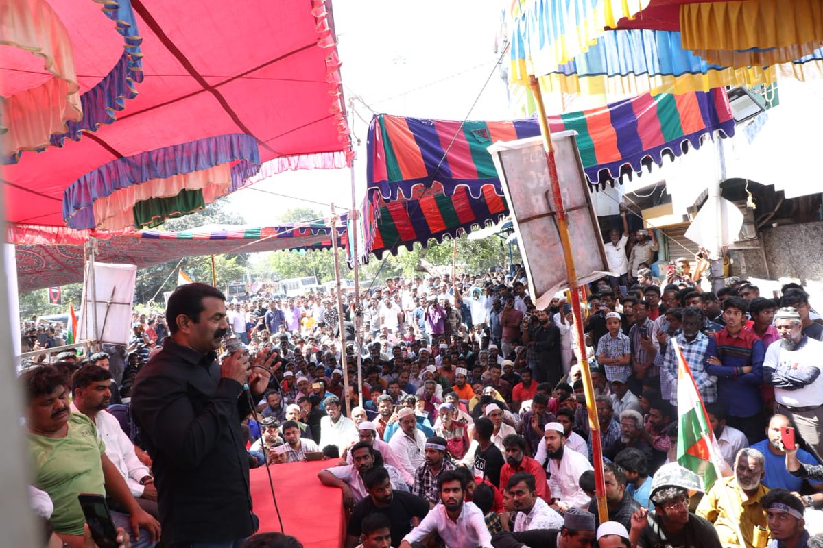 kali15061996's tweet image. 16 Feb 2020
வண்ணார்பேட்டை தமிழ் மக்கள் போராட்டத்தில் அண்ணன் சீமான்...

#CAA_NRC_Protests 

#திசையெங்கும்_நாம்தமிழர்