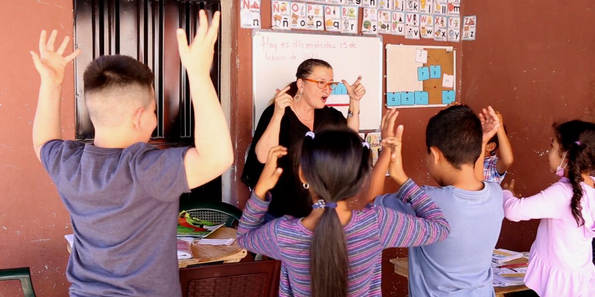 📚✨A través de un programa de alfabetización, Deysi Rápalo ha creado un espacio para fortalecer la lectura y escritura de niñas en 📍Zambrano. ➡️ Lee más sobre el apoyo de @USAID para que mujeres y niñas de 🇭🇳, 🇬🇹, 🇸🇻 impulsen sus habilidades para prosperar en sus comunidades.…