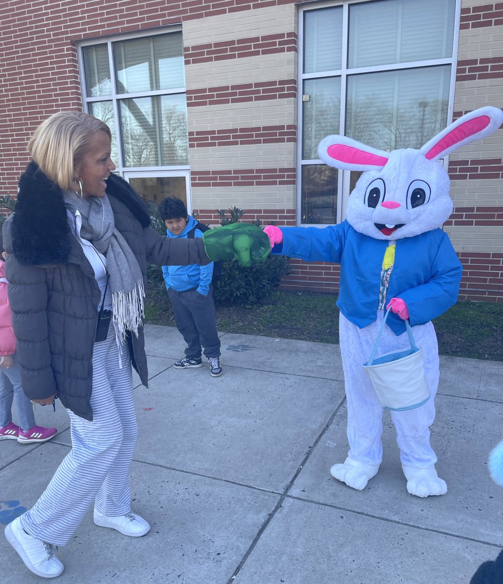 We are sending our Wildcats into spring break with a good book to read. It was fist bump Friday & Ms. Kensy was the bunny on campus! @CSconnect_MCPS @WWESPrincipal1
