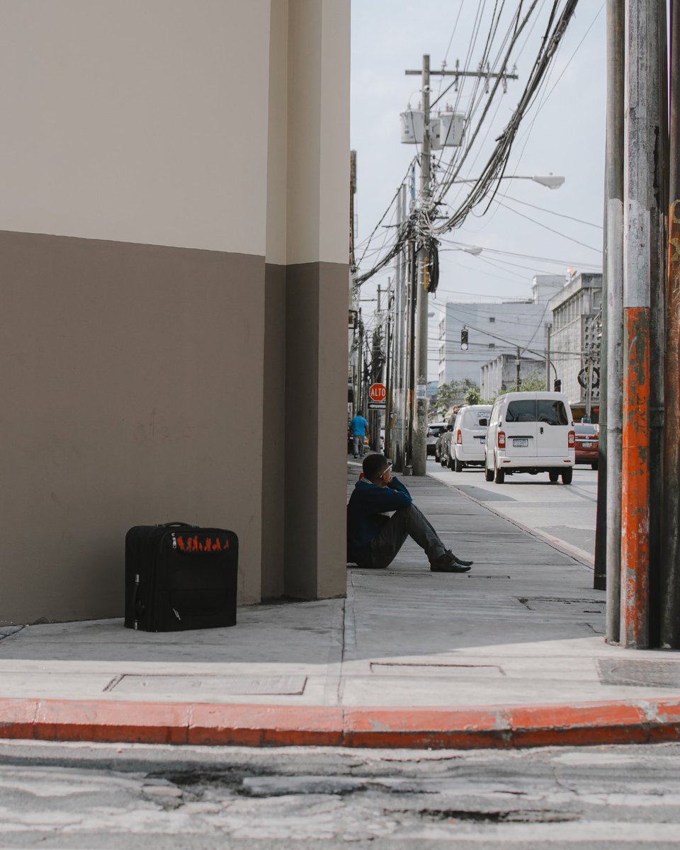 BienalResiste's tweet photo. Desde "una esquina migrante", Agua Hervida propone una reflexión amplia sobre la territorialidad, viendo un hogar en las relaciones que construye y no detrás de cada cruce fronterizo. Su intervencion consta de maletas seccionadas por la mitad sobre las aceras, estas cargan con… https://t.co/EbXgNYWNXp