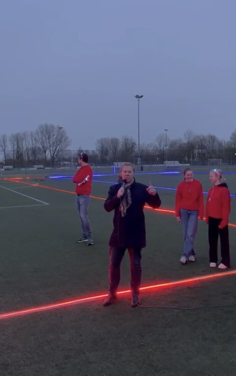 Met plezier het LED-voetbaltoernooi bij FC Oudewater geopend. Ofwel: voetballen in het donker met lichtjes. Ook het nieuwe G-team speelt mee. Wie je ook bent, iedereen telt mee in #kleurrijk #oudewater en bij @OudewaterFC @gemeenteoudewater #inclusie