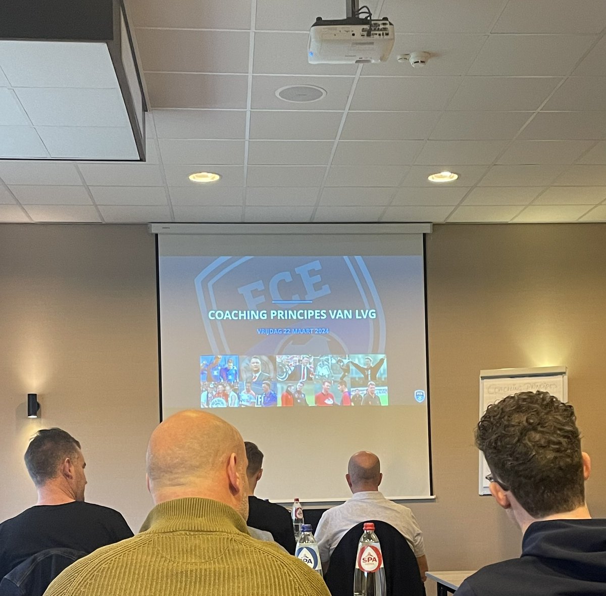 Er zijn maar weinig die ingewikkelde materie zo duidelijk en simpel kunnen uitleggen/verklaren als <a href="/raymondverheije/">Raymond Verheijen</a> 👌
Mooie ontwikkeldag ⚽️ met 19 andere coaches met o.a. <a href="/verapauw/">Vera Pauw</a> <a href="/PieterZwartNL/">Pieter Zwart</a> <a href="/ChrisdeGraaf87/">Chris de Graaf</a> 
#FCEvolution 📈