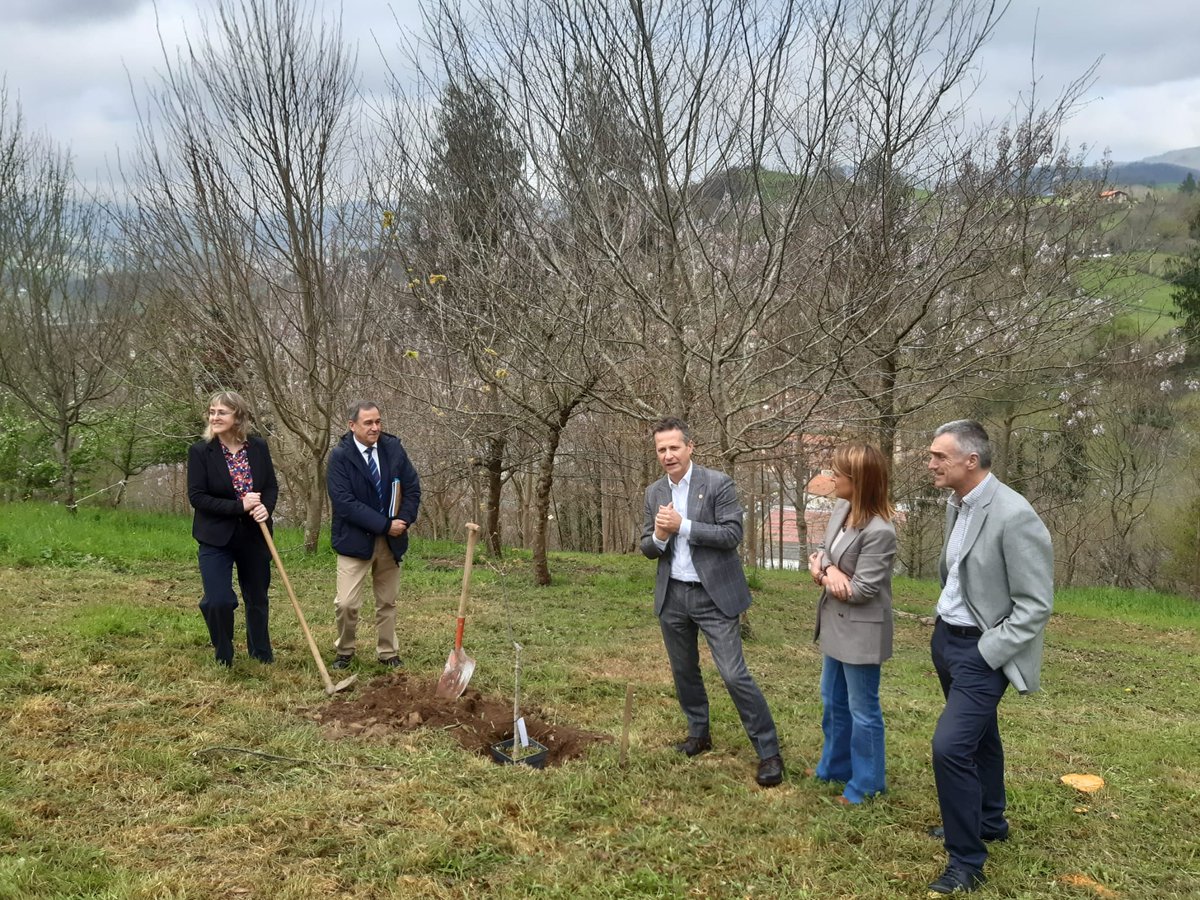 <a href="/FraisoroEskola/">Fraisoro Eskola</a> n 𝐄𝐮𝐬𝐤𝐚𝐝𝐢 𝐁𝐚𝐬𝐪𝐮𝐞 𝐂𝐨𝐮𝐧𝐭𝐫𝐲 𝟐𝟎𝟑𝟎 𝐚𝐠𝐞𝐧𝐝𝐚 aurkeztu eta udaberriarekin batera eta Basoen Nazioarteko Egunean, proiektu berri bat sortu da: <a href="/FPEuskadi/">FPeuskadi</a> Basoa
<a href="/ikaslangipuzkoa/">IKASLAN GIPUZKOA</a> <a href="/IkaslanBizkaia/">Ikaslan Bizkaia</a> <a href="/ikaslanaraba/">IKASLAN ARABA</a> <a href="/EASOingurumena/">EASO: Ingurumen Hezkuntza</a> <a href="/EASOPolitek/">easo politeknikoa</a>