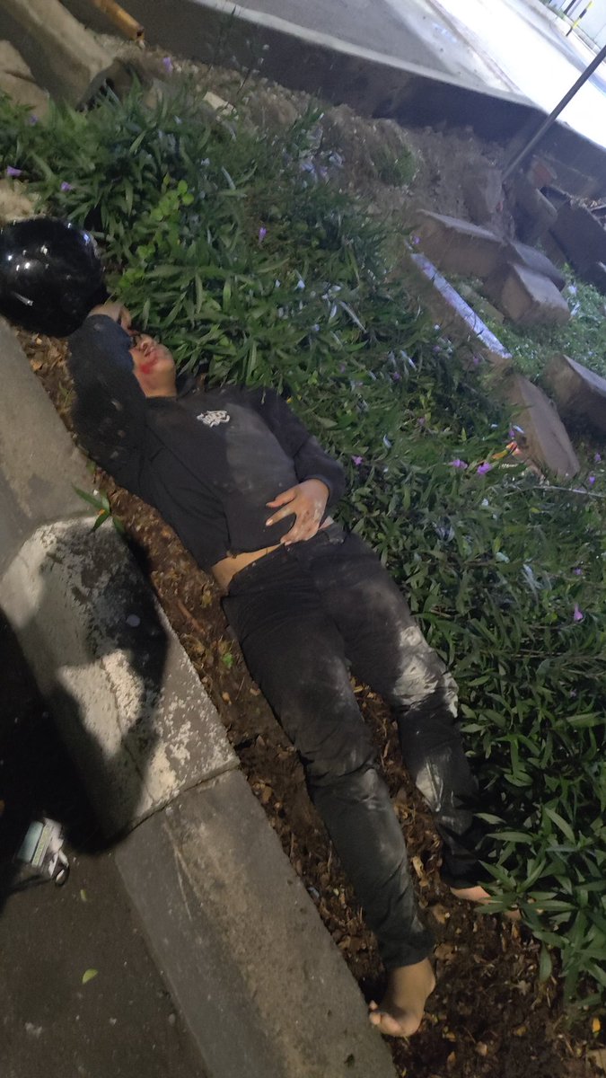 Kitiran_Hamster's tweet photo. @e100ss laka tunggal motor di daerah mer depan KFC 2 korban luka patah tulang. Sudah ada tim 112 di lokasi. Penyebab pengendara ngantuk. Stay safe teman teman. https://t.co/77m863zuQ5