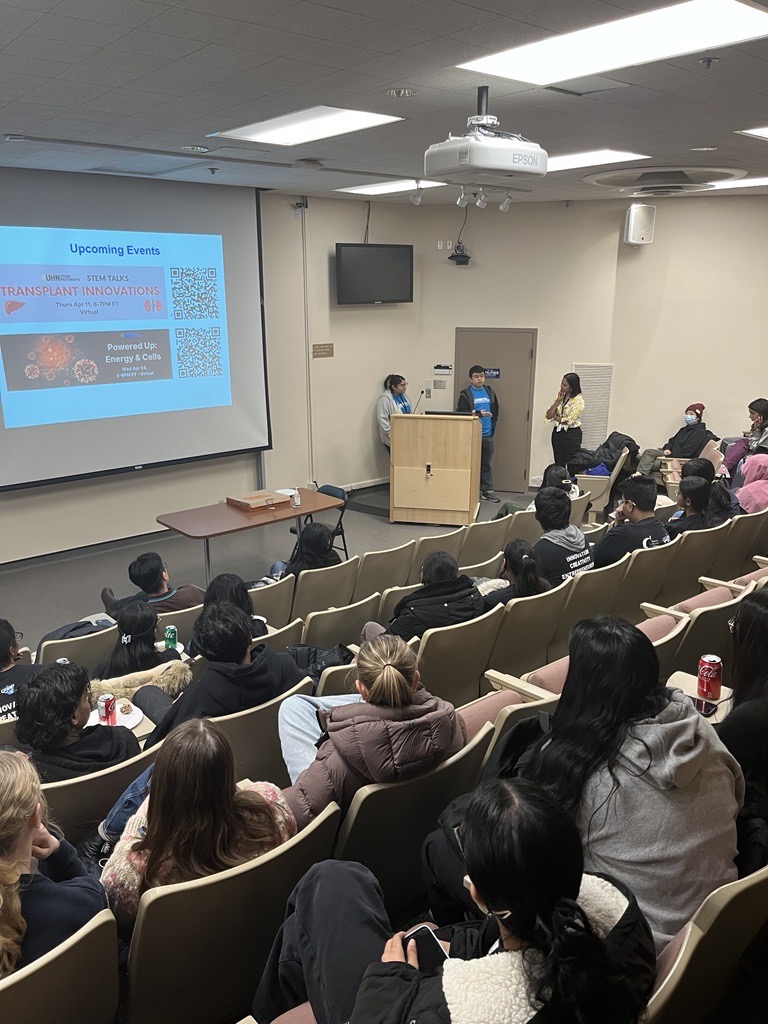 Another exciting tour day! Students visited a microscopy facility and simulation labs to learn about ongoing work @UHN_Research. They participated in a fun #Physics-themed laser workshop and heard from an inspiring group of @UHN speakers. A fun day of all things #STEM! 💡