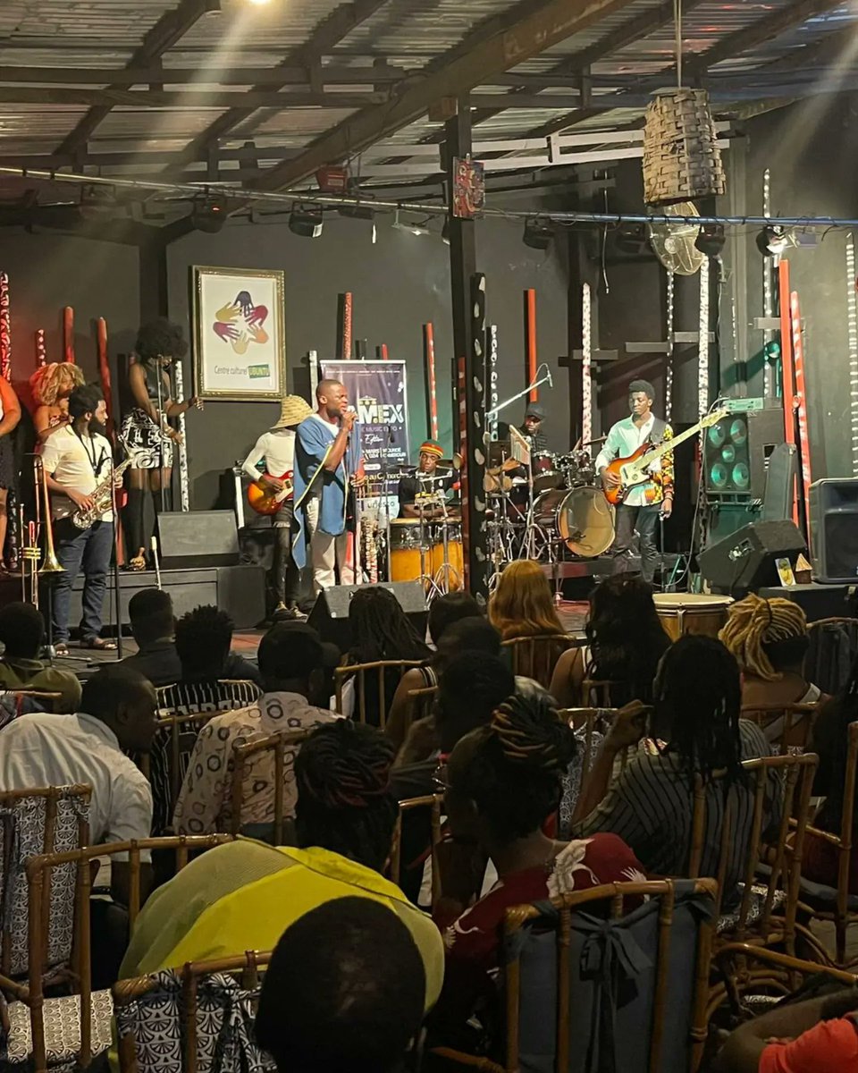 yaoundemusicexp's tweet photo. YAMEX 2024 JOUR 3 : Showcase en cours avec LE CALEB sur la scène au Centre culturel Ubuntu 💜🤍🔥
#YAMEX2024 #YaoundeMusicExpo #YAMEX4 #MarchéMusical #femme #Yaoundé #international #musiquecamerounaise #music https://t.co/fF3eMxIlmD
