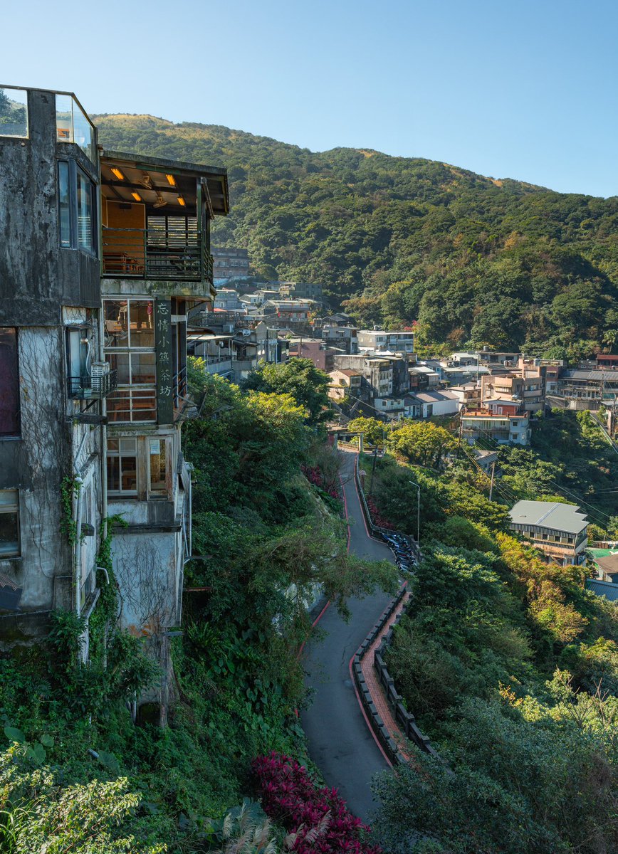 erikandersen_ca's tweet photo. Had a really nice time in Jioufen, Taiwan. It’s a hillside town that reminds me of Valparaíso, Chile. But the food here is even better and there are glowing lanterns everywhere. Not to mention some Miyazaki vibes. And lots of other tourists…but they were no match for Photoshop. https://t.co/bpVKWo1WpT