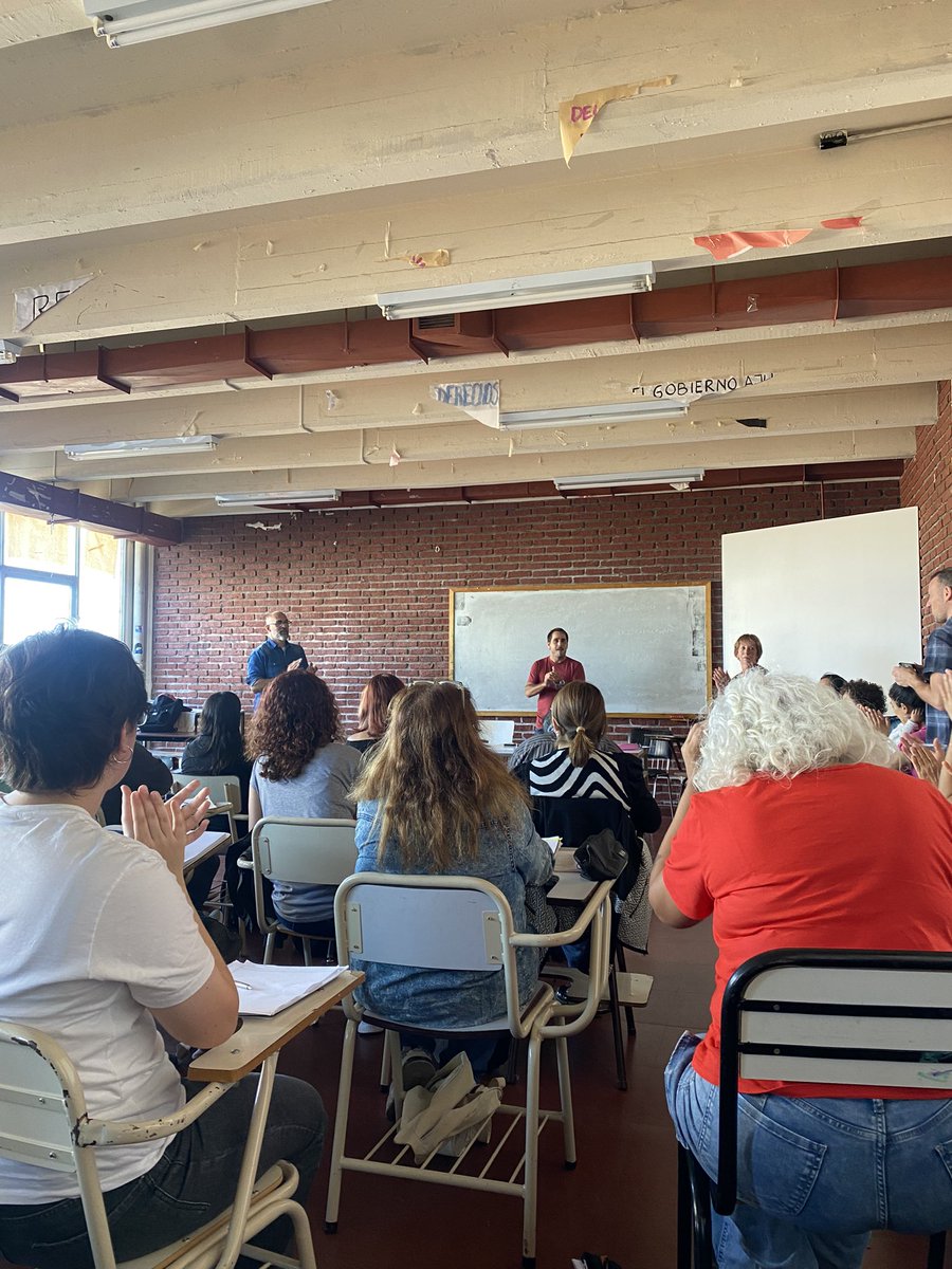 grazie_joaqui's tweet image. Después d 49 años en #UNMDP Se abrió la carrera de antropología nuevamente. Y entre historia d los profesores d experiencias laborales y tristes recuerdos d cursar en dictdura, arrancamos con felicidad, e incertidumbres de lo que decida el gob nacional sobre la educacion publica.