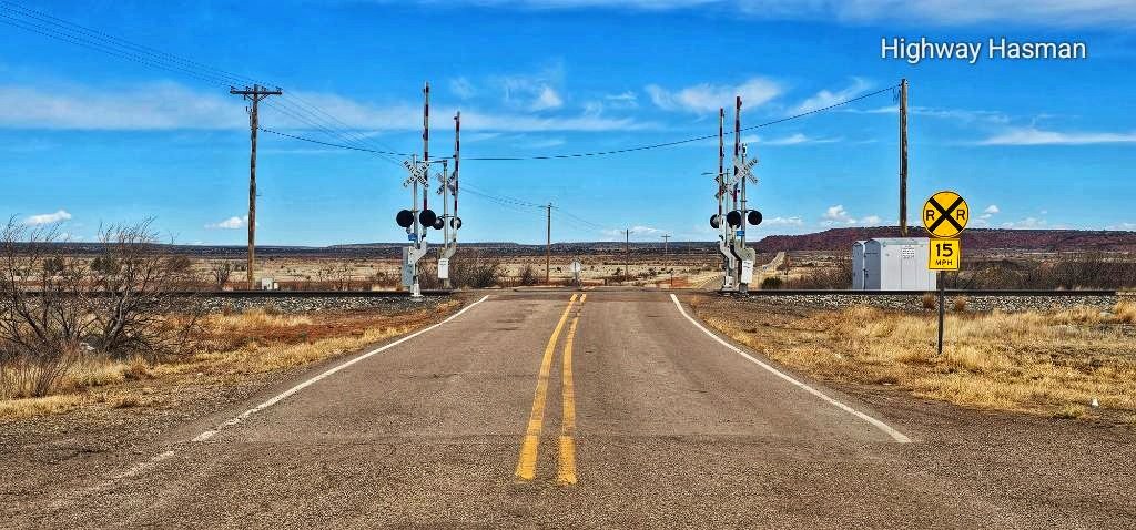 GregsHighway's tweet photo. Crossing the tracks.
#NewMexico
#twolane https://t.co/oLJauCWhvY